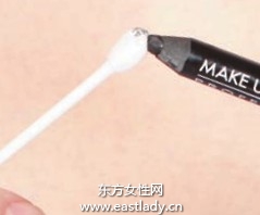 尖头棉棒+眼线粉打造自然眼线