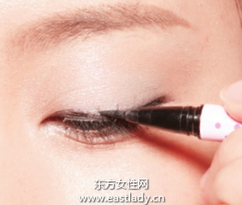 粘贴无梗假睫毛的贴法