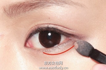 化妆教程之基本款棕色眼影的使用步骤