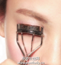 用睫毛夹提升睫毛卷翘度