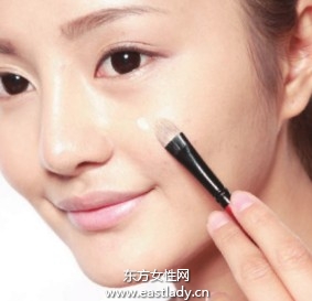 使用遮瑕品遮盖红色、不平整的痘痕