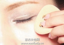 眼线晕染到眼周变得模糊