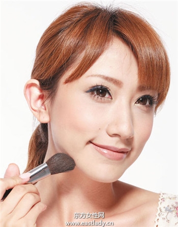 波西米亚裸妆彰显浪漫与自信