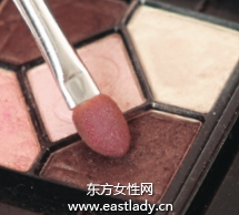 深浅双色眼影强调自然渐变效果