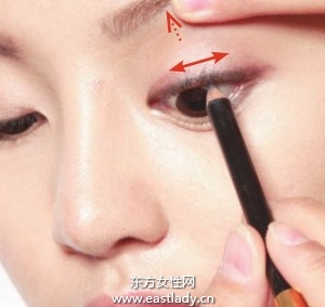 眼线基础描画手法 勾勒精致轮廓