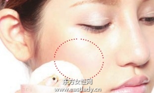 腮红搭配蜜粉使妆效更通透自然