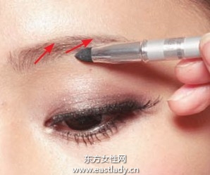 使用眉粉细眉画出粗眉样
