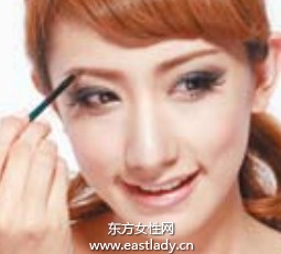 典雅裸妆显现端庄与雍容华贵