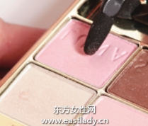 深浅双色眼影强调自然渐变效果