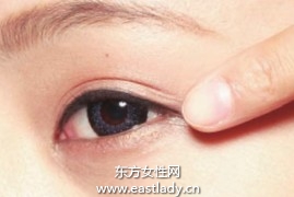 涂粉底后脸部肤色比较均匀 但黑眼圈还是明显