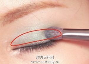 绿色眼影配合眼线增添女人味