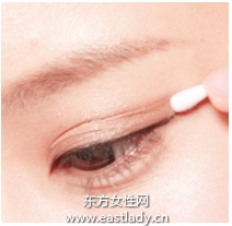 上扬式清晰眼线的画法