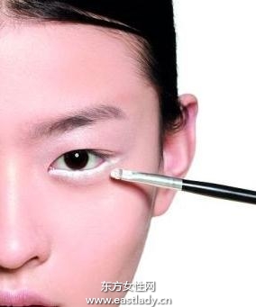 正确使用眼线笔轻松画出完美眼线