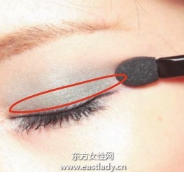 拉长眼影和眼线画出大眼妆容