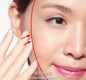 深、浅粉底打造紧致立体妆效