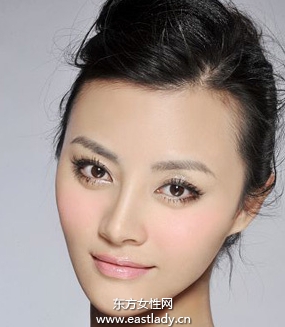 使用粉底打造自然光泽肌肤