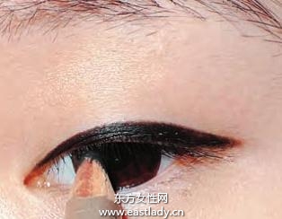 从眼尾画眼线的化妆小技巧