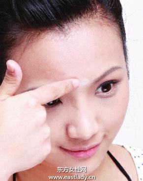 使用遮瑕膏和肤色调理液遮盖暗沉肤色