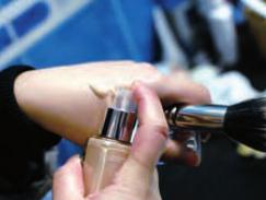 粉底刷快速上粉底步骤图解