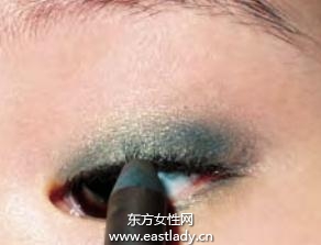 眼线笔+眼影轻松拥有迷人眼神