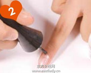 雕花蝴蝶结+漆白色甲油打造时尚法式美甲