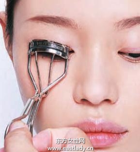 睫毛夹+睫毛膏刷出迷人大眼睛