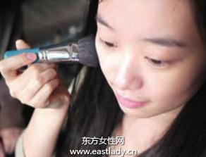 化妆小技巧 粉底液+粉饼轻松画底妆