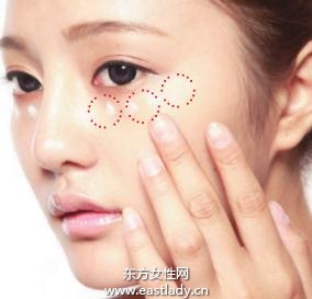 轻薄、亮泽的底妆手法注重细节