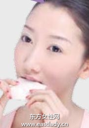 唇妆的正确补妆步骤