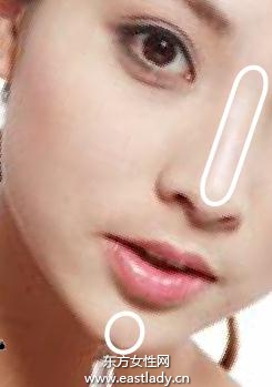 深色粉底霜+阳光色蜜粉打造中性美