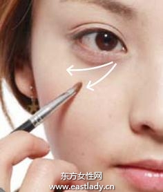 深色粉底霜+阳光色蜜粉打造中性美