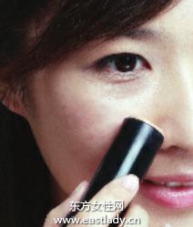 亚光质感化妆品遮盖泛红肌肤