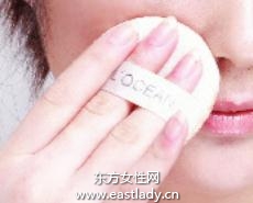 使用粉底液突出肌肤丝滑质感