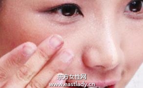 使用遮瑕膏和肤色调理液遮盖暗沉肤色