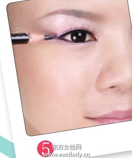 裸妆清澈眼线描画法 让你的眼线 隐形 起来