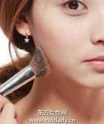 大地色系裸妆修容腮红体现顽皮气质