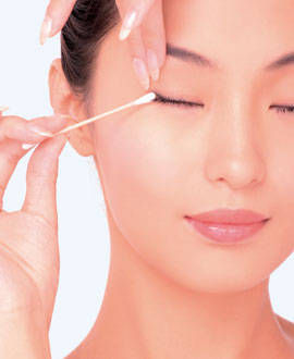 眼部卸妆三步骤