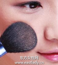 正确使用散粉 让肌肤显得通透自然