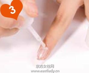 雕花蝴蝶结+漆白色甲油打造时尚法式美甲