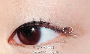 若有若无的隐形眼线的画法