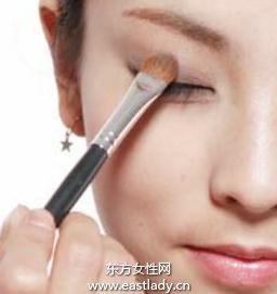 眼妆教程之金色系眼影打造深邃眼神