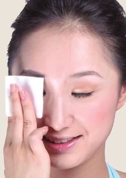 眼部卸妆六步走 清洁无烦恼