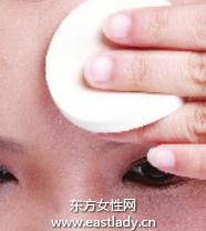 正确使用散粉 让肌肤显得通透自然