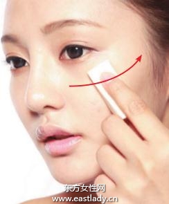 轻薄、亮泽的底妆手法注重细节