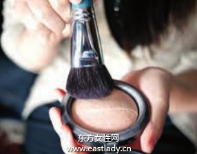 化妆小技巧 粉底液+粉饼轻松画底妆