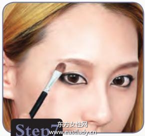 浪漫女性妆容显露都市白领典雅高贵气质