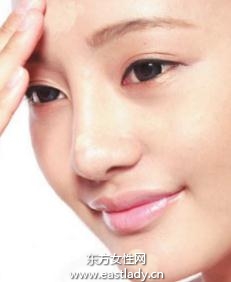 轻薄、亮泽的底妆手法注重细节