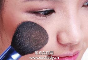 底妆画法打造透明自然亚光肌肤