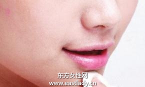 使用遮瑕膏和肤色调理液遮盖暗沉肤色