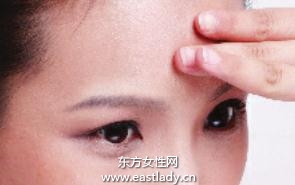 使用遮瑕膏和肤色调理液遮盖暗沉肤色